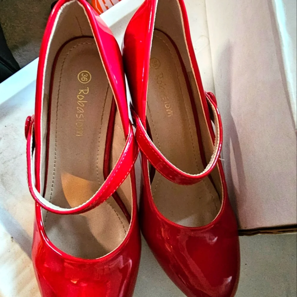 Red heels, size 36. 2.5" heel height. - Picture 7 of 7